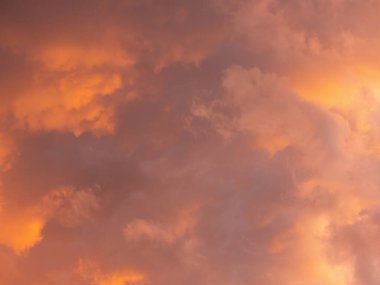 Bulutlu dramatik gökyüzü. Gizemli soyut arkaplan deseni dokusu. Bir sürü sarı ve turuncu ton ve bulut deseni.