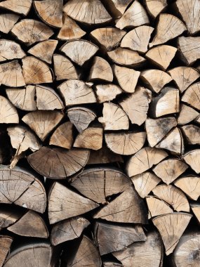Yığınla kuru odun yığını, şöminenin ısıtma yakıtı için odun kesme. Doğal ahşap arkaplan.