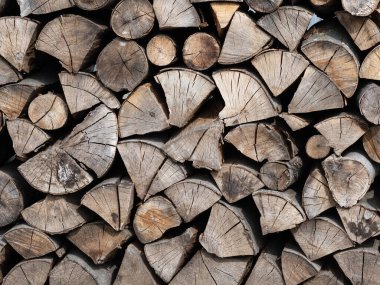 Yığınla kuru odun yığını, şöminenin ısıtma yakıtı için odun kesme. Doğal ahşap arkaplan.
