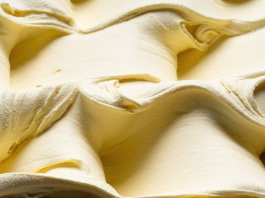 Vanilya aromalı dondurma - tüm çerçeve ayrıntıları. Vanilyalı dondurmanın bej rengi yüzey dokusunu kapat.