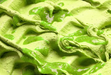 Dondurulmuş Kivi aromalı dondurma, tüm çerçeve detaylarıyla. Üzeri şurupla kaplı yeşil bir dondurma yüzey dokusunu kapat..