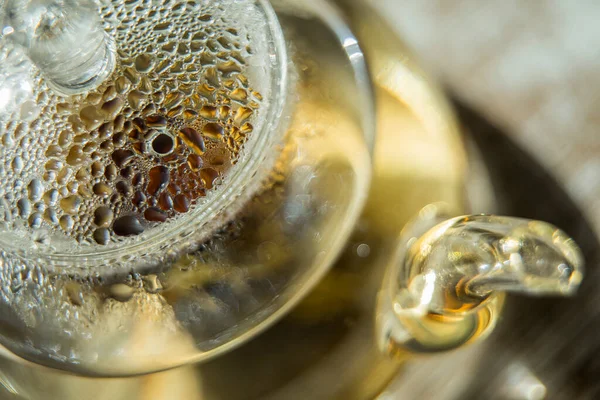 Cam Bir Çaydanlığın Kapağında Yoğunlaştırılmış Sıcak — Stok fotoğraf