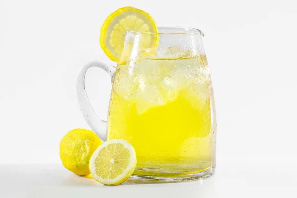 白底柠檬的柠檬水杯 — 图库照片