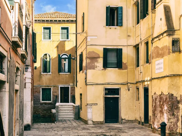 Häuser Und Straßen Historischen Teil Venedigs lizenzfreie Stockbilder