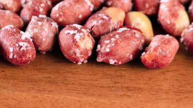 Ahşap masa üzerinde kavrulmuş tuzlu fıstık