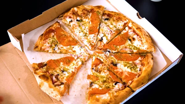 ペパロニピザをスライスにカットします サラミとチーズのピザ — ストック写真
