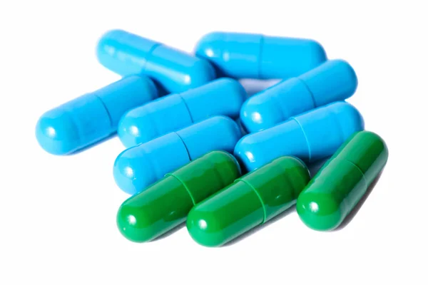 Μπλε Και Πράσινες Κάψουλες Που Απομονώνονται Λευκό Φόντο Φάρμακο — Φωτογραφία Αρχείου