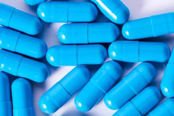 Μπλε Κάψουλες Λευκό Φόντο Φάρμακο — Φωτογραφία Αρχείου