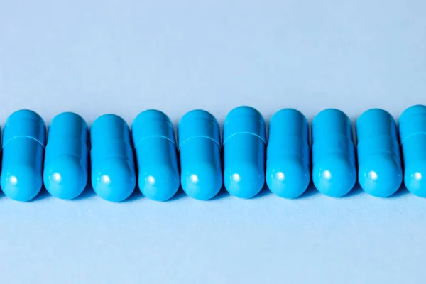Μπλε Κάψουλες Μπλε Φόντο Φάρμακο — Φωτογραφία Αρχείου