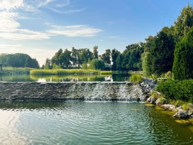 Parktaki yapay gölde güzel bir şelale..