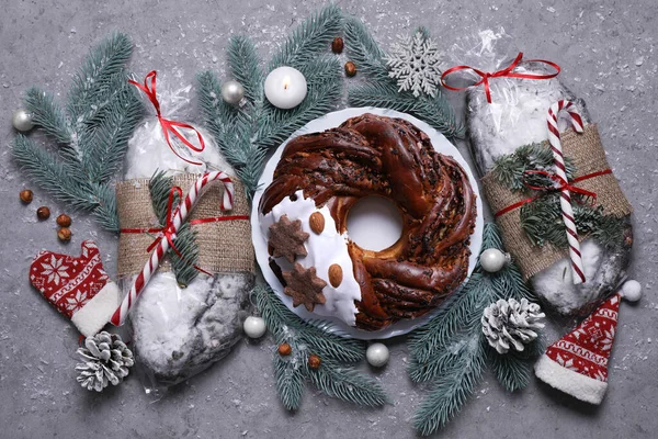 Рождественский Торт Украшенные Красивой Упаковке Еловыми Ветвями Сером Фоне — стоковое фото