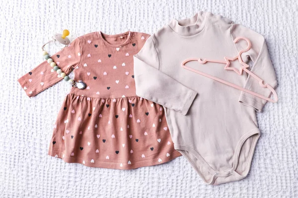 Baby Flicka Kläder Med Napphållare Och Hängare Vit Strukturerad Bakgrund — Stockfoto