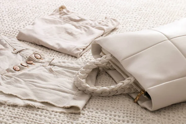 Hvid Læder Shopper Taske Kvinders Tøj Hvid Tekstureret Baggrund Sommer - Stock-foto