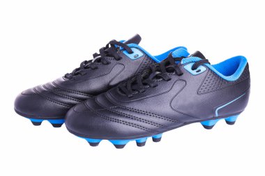 Beyaz arka planda sivri uçlu deri futbol ayakkabıları..