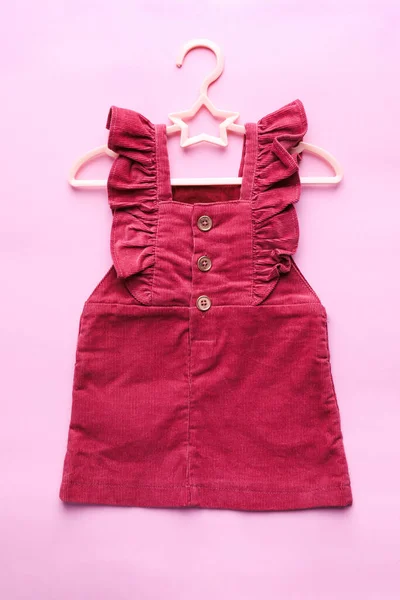 Bebê Vermelho Brilhante Sundress Cabide Fundo Rosa — Fotografia de Stock