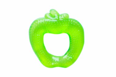 Beyaz arkaplanda izole edilmiş elma şeklinde yeşil diş çıkarma oyuncağı.