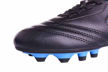 Beyaz arka planda sivri uçlu deri futbol ayakkabıları..