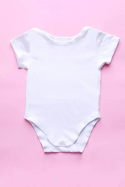 Hvid Baby Bodysuit Lyserød Baggrund - Stock-foto