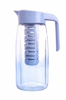Mavi kapaklı şeffaf sürahi ve beyaz arkaplanda izole edilmiş dut filtresi.