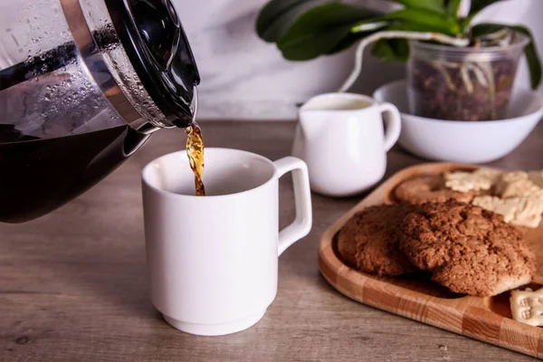 Forró Kávét Öntenek Csésze Zabpehely Cookie Alapon — Stock Fotó