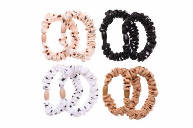 Beyaz arka planda izole edilmiş farklı renklerdeki pamuktan saç bağları.