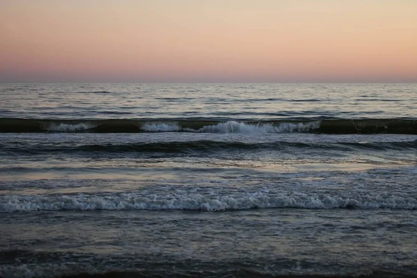 Pôr Sol Rosa Mar Negro Ondas Mar Noite Verão — Fotografia de Stock