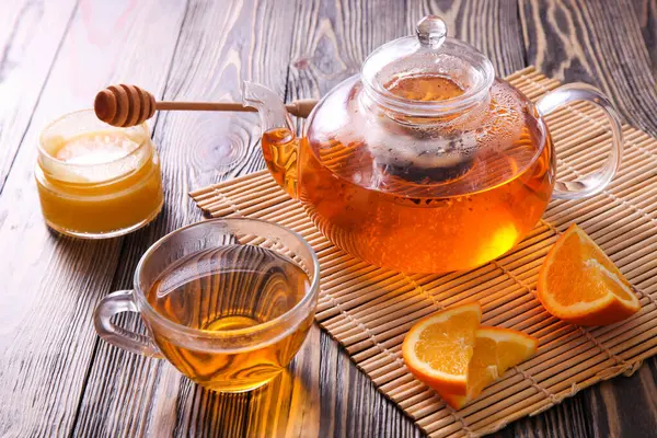 Tee Teekanne Mit Honig Und Orange Auf Braunem Holzhintergrund — Stockfoto
