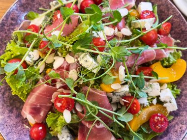 Kafede jambonlu, şeftalili ve mavi peynirli salata..