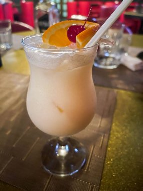 Kafedeki masada güzel bardakta Pina Colada kokteyli..