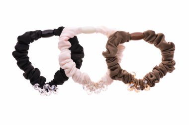 Beyaz arka planda izole edilmiş dekoratif boncuklu saç bağları..