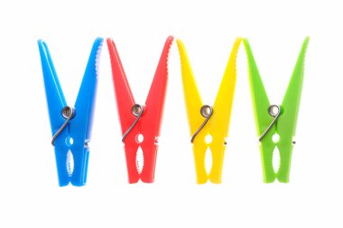 Giysileri kurutmak için beyaz arkaplanda izole edilmiş çamaşır mandalları.