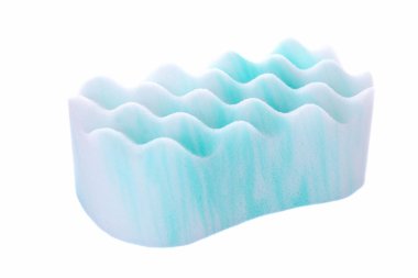 Kabartmalı banyo süngeri beyaz arkaplanda izole edildi.