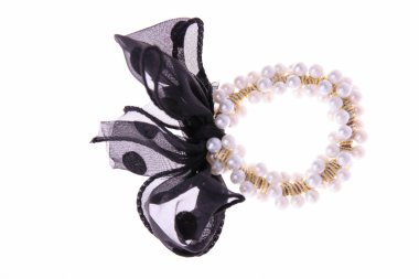 Beyaz arka planda incili saç tokası ve yay..