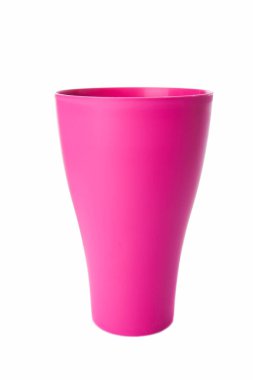 Beyaz arka plan üzerinde izole pembe plastik cam.