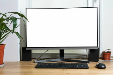 Odadaki ahşap masada monitör var. İşyeri.