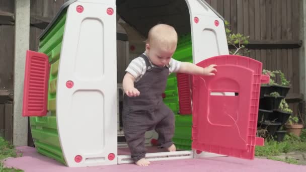 아이들 걸음마하는 아이들 엄마가 플라스틱 장난감 집에서 숨바꼭질하고 아기가 미소짓는 — 비디오
