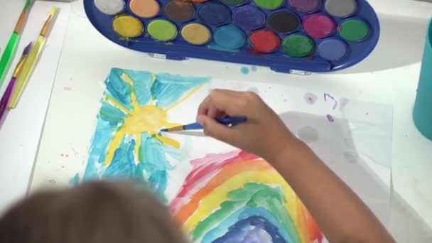 才华横溢的创新女性艺术家手拉手在大的帆布上画画 运用她所创作的五彩缤纷的彩虹夏季感情用画 当代画家创作抽象现代艺术 — 图库视频影像