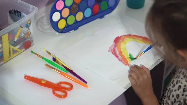 Talentvolle Creatieve Meisje Vrouwelijke Kunstenaar Tekent Rainbow Sky Zomer Papier — Stockfoto