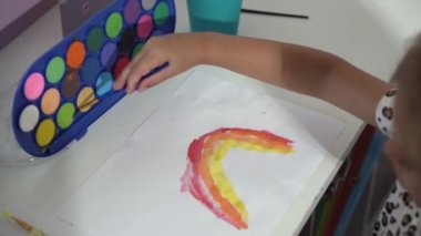 Yetenekli Yaratıcı Çocuk Kadın Sanatçı, Gökkuşağı Gökyüzünü Kağıda Çiziyor, Boyaları Kullanarak Fırça Renkli Yaratıyor, Evde Çocuk Çizimi Yapıyor. Ressam Soyut Modern Sanat Oluşturuyor. Çocukluk