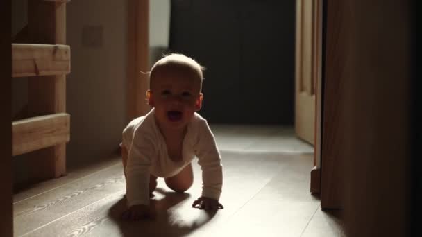 Счастливый Мальчик Ползает Полу Малыша Весело Проводит Детство Маленький Симпатичный — стоковое видео