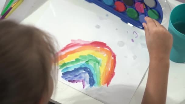 Talentvolle Creatieve Meisje Vrouwelijke Kunstenaar Tekent Rainbow Sky Zomer Papier — Stockvideo
