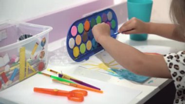 Yetenekli Yenilikçi Kadın Sanatçı Elleri Büyük Tuvalde Çiziyor, Renkli Gökkuşağı Yazı Duygusal, Duygusal Resimler Yapıyor. Çağdaş Ressam Soyut Modern Sanat Oluşturuyor