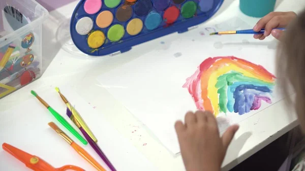 Talentvolle Creatieve Meisje Vrouwelijke Kunstenaar Tekent Rainbow Sky Zomer Papier — Stockfoto