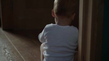 Mutlu erkek bebek emekleyerek yerde sürünüyor meraklı bebeğini keşfediyor çocukluğun tadını çıkarıyor. Beyaz elbiseli, gülümseyen küçük şirin çocuk ayağa kalkmaya çalış..