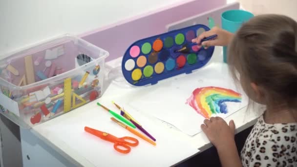 Talangfull Kreativ Barn Flicka Kvinnlig Konstnär Ritar Regnbåge Himmel Sommar — Stockvideo