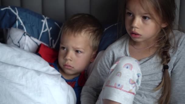 Fire Barn Som Ser Spiser Popkorn Sofaen Hjemme Jenter Smågutter – stockvideo