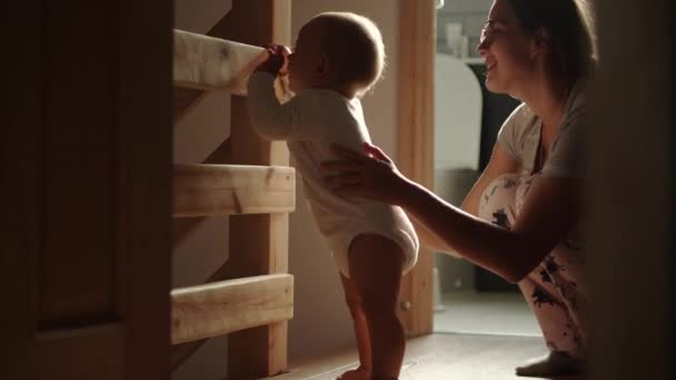 Glad Liten Pojke Krypa Golvet Småbarn Utforska Hem Nyfiken Spädbarn — Stockvideo