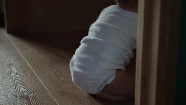 Mutlu Erkek Bebek Emekleyerek Yerde Sürünüyor Meraklı Bebeğini Keşfediyor Çocukluğun — Stok video