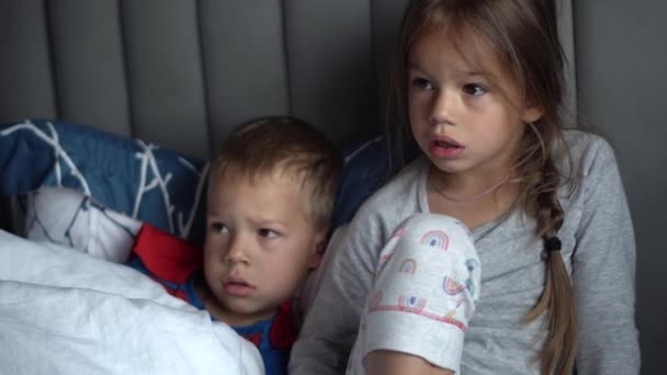 Empat Anak Menonton Makan Popcorn Duduk Sofa Rumah Dua Anak — Stok Video