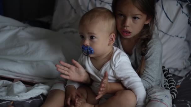 Groupe Quatre Enfants Regardant Télévision Mangeant Pop Corn Assis Sur — Video
